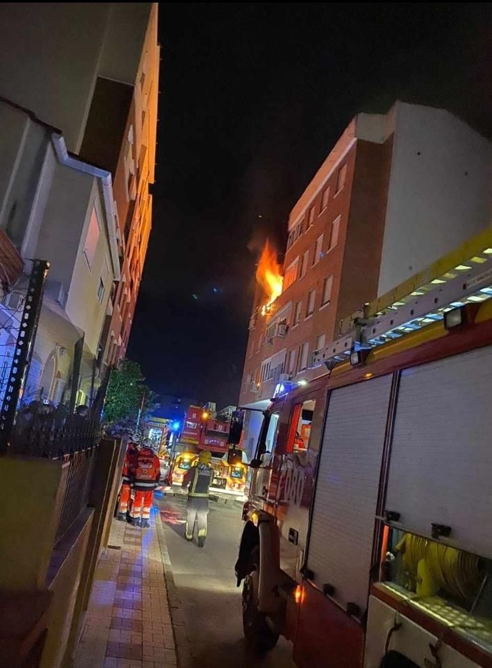 Actuación de los bomberos en la vivienda calcinada