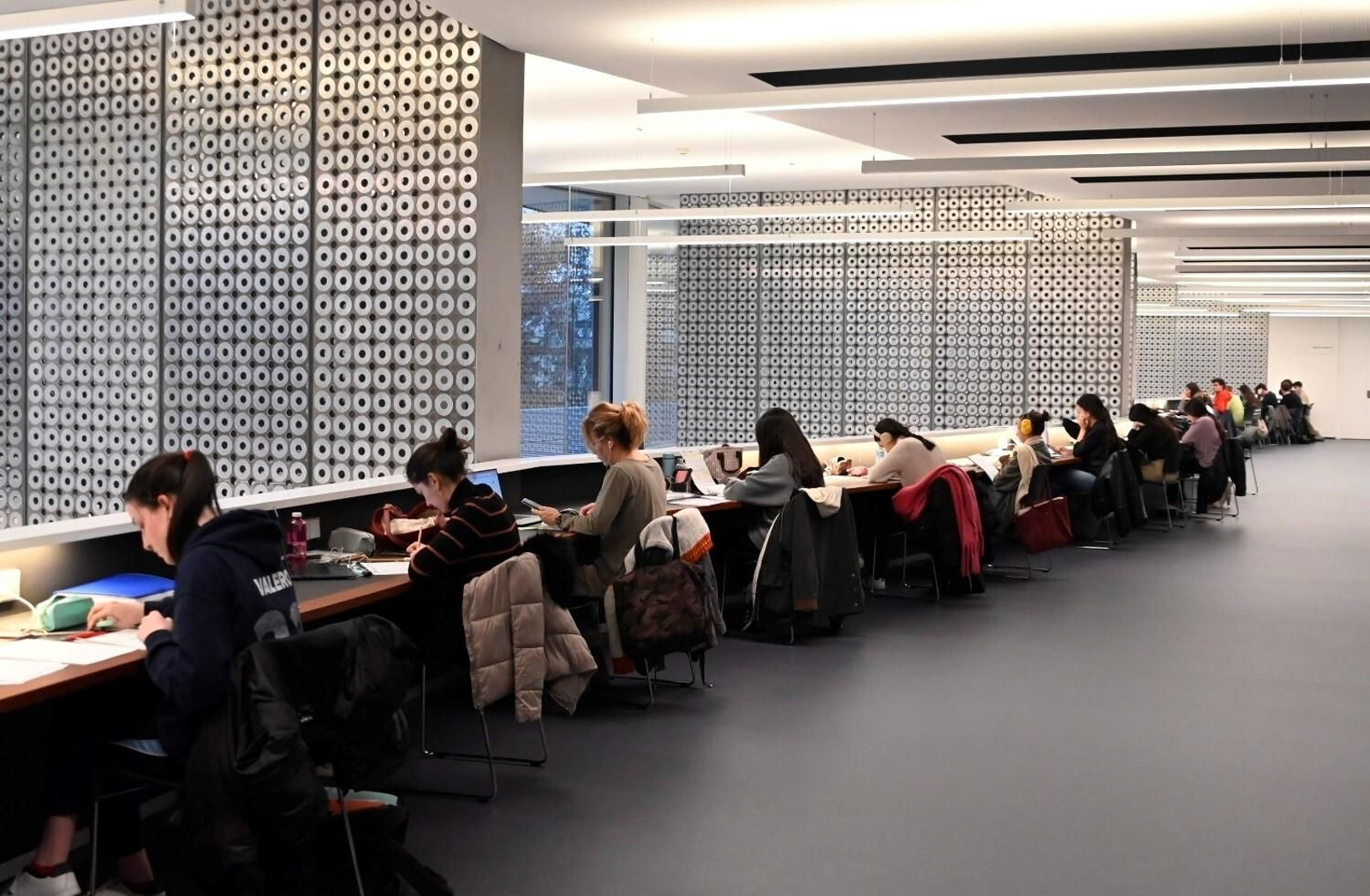 El primer día de apertura de la Biblioteca Grupo Cántico de Córdoba, en imágenes