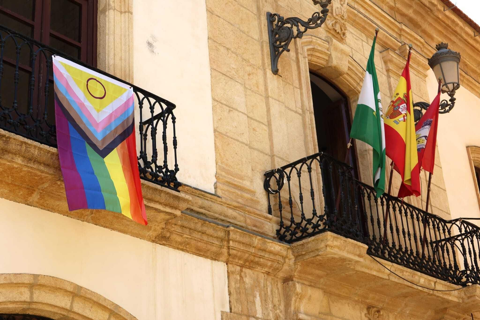 La bandera LGTBI en el ayuntamiento de Vera durante la celebración del Orgullo.