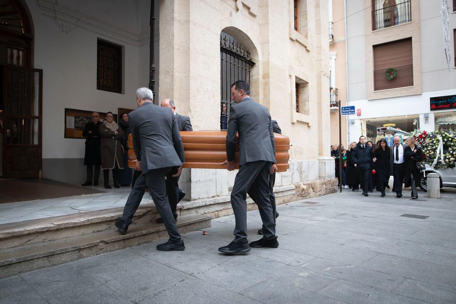 Llegada del féretro del concejal a la Iglesia de la Magdalena de Granada