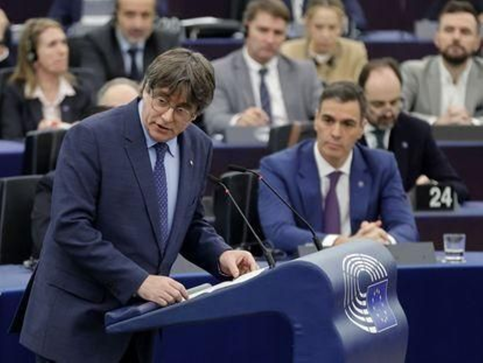 Puigdemont interviene en el Parlamento Europeo en presencia del presidente Sánchez.