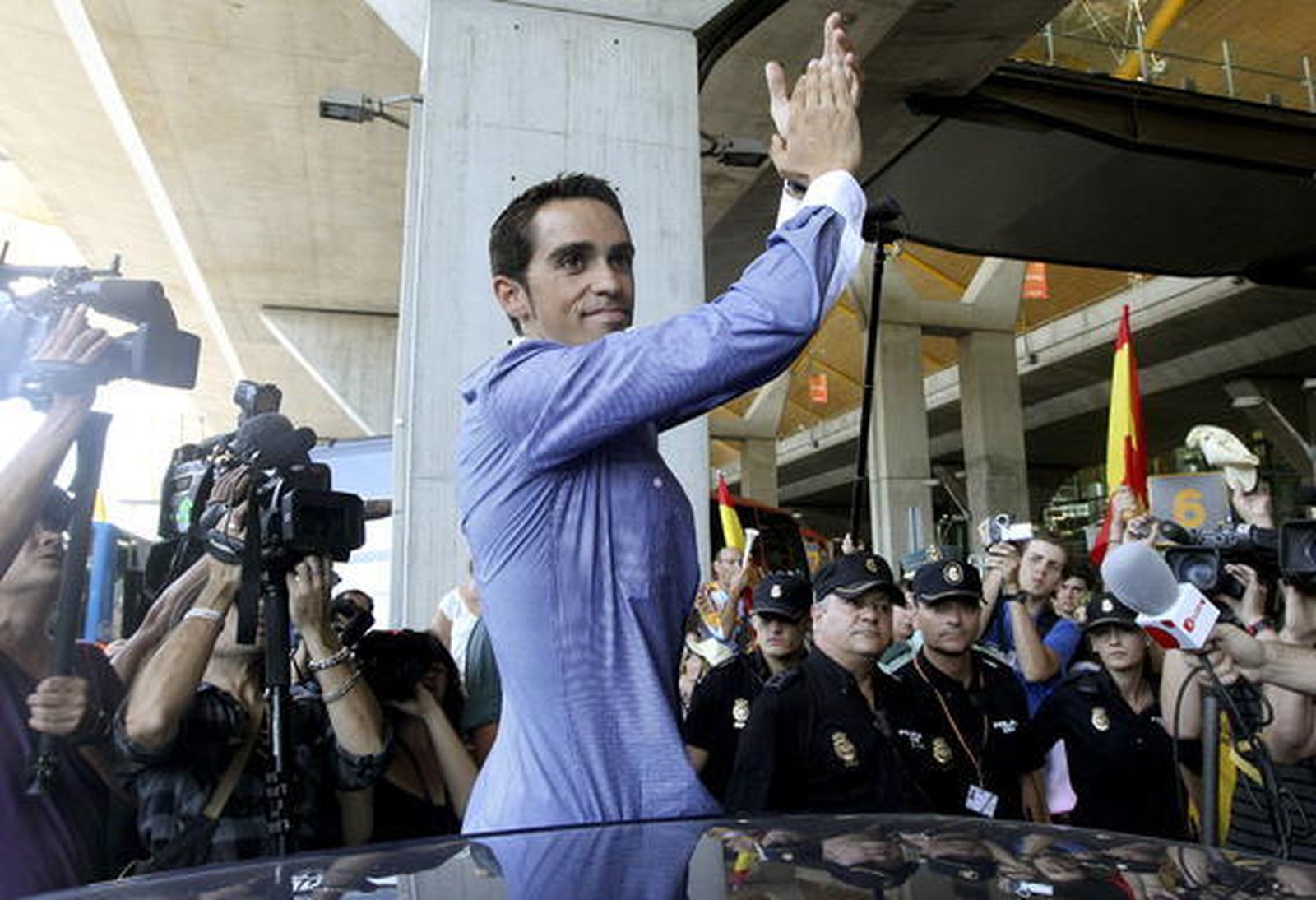 Contador sale de Barajas.  Foto: efe