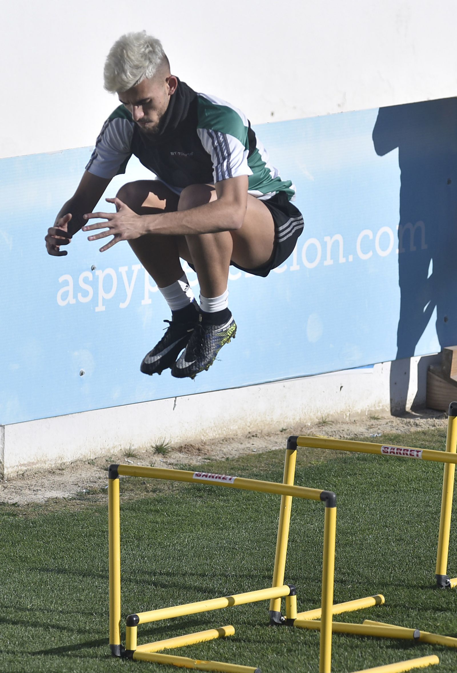 Dani Ceballos salta una valla durante un ejercicio del entrenamiento.