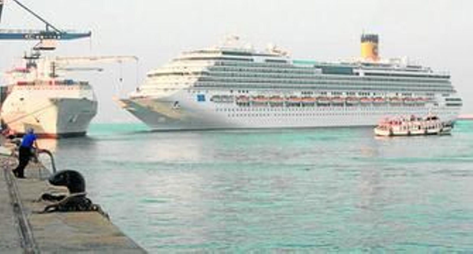 El 'Costa Concordia', en su primera visita a Cádiz, en julio de 2006. Junto a él, otro buque también con un trágico final: el 'Vaporcito del Puerto'.