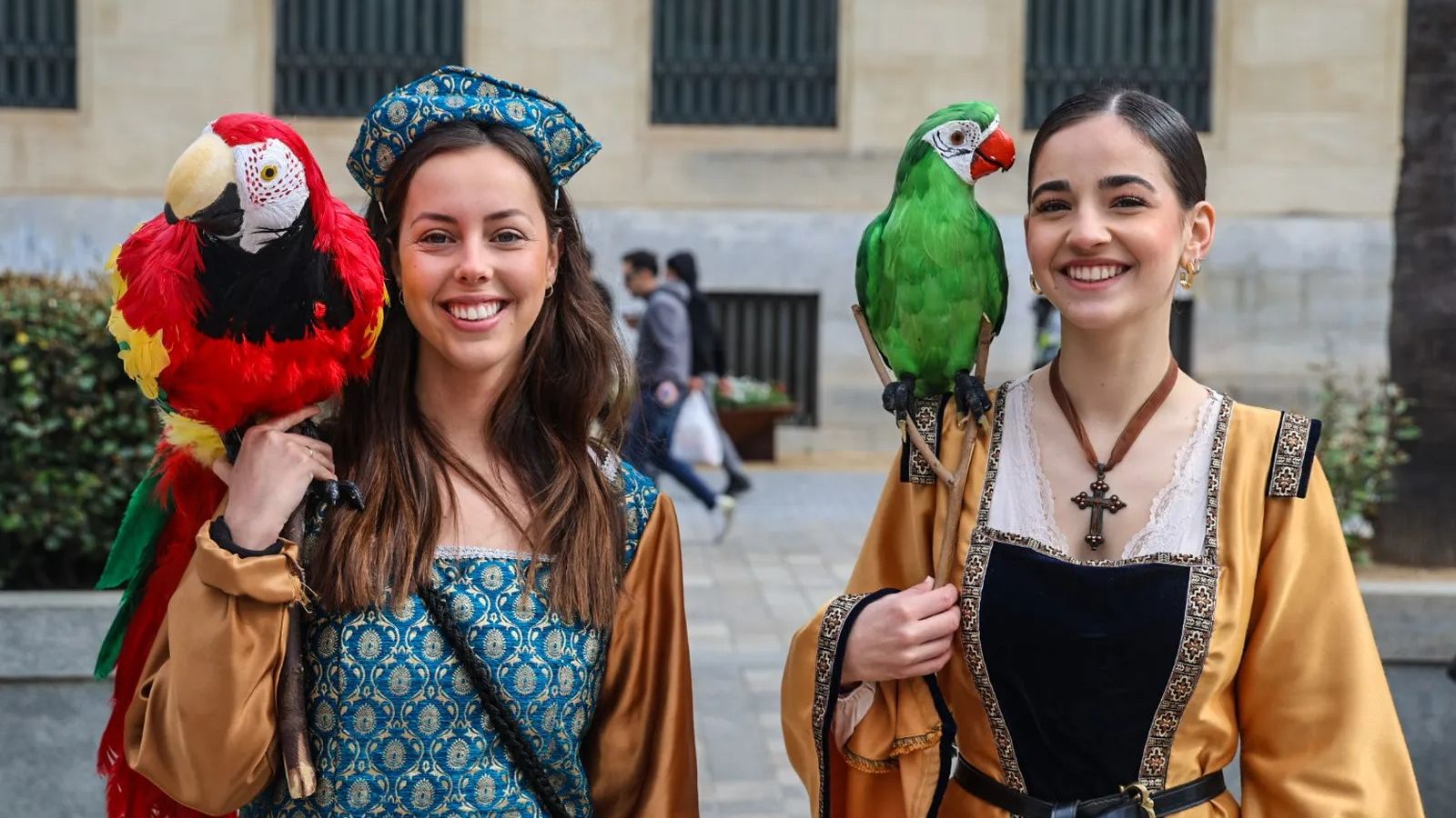 Dos personas caracterizadas de época.