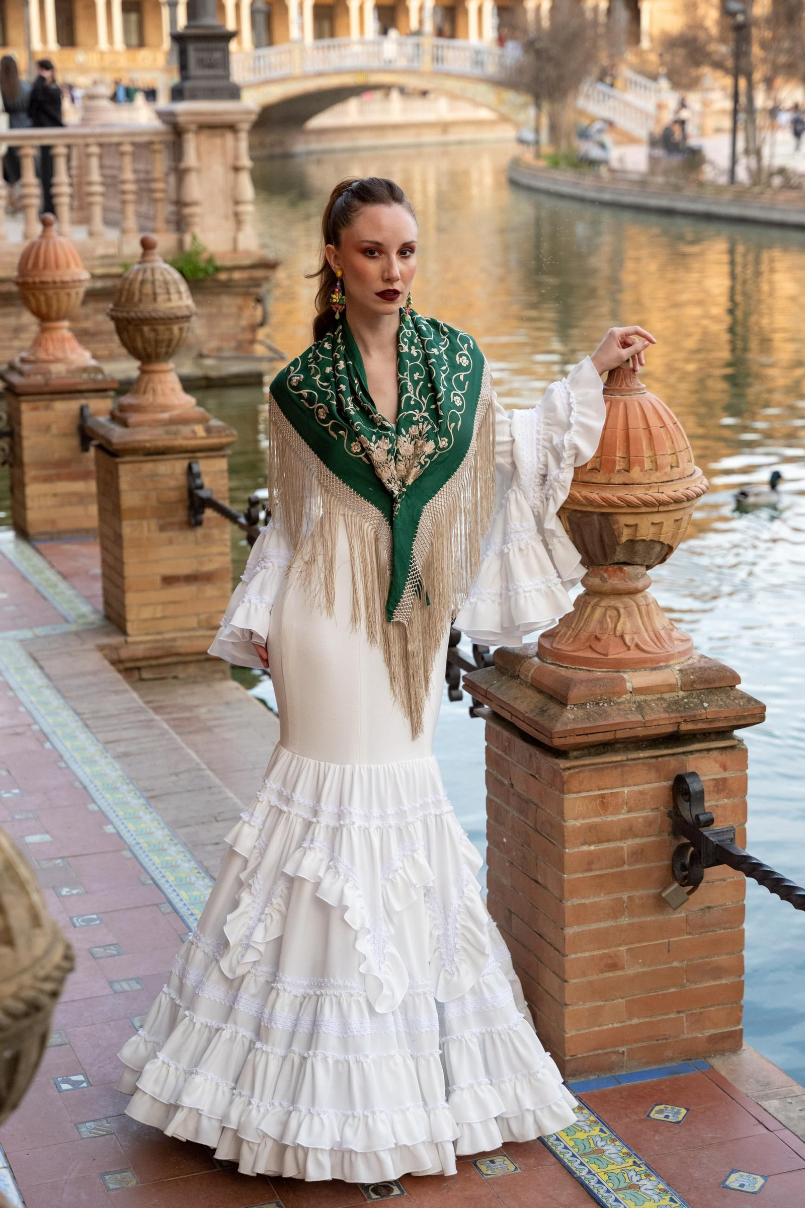 'Andalucía es blanca y verde', todas las fotos del desfile de moda flamenca