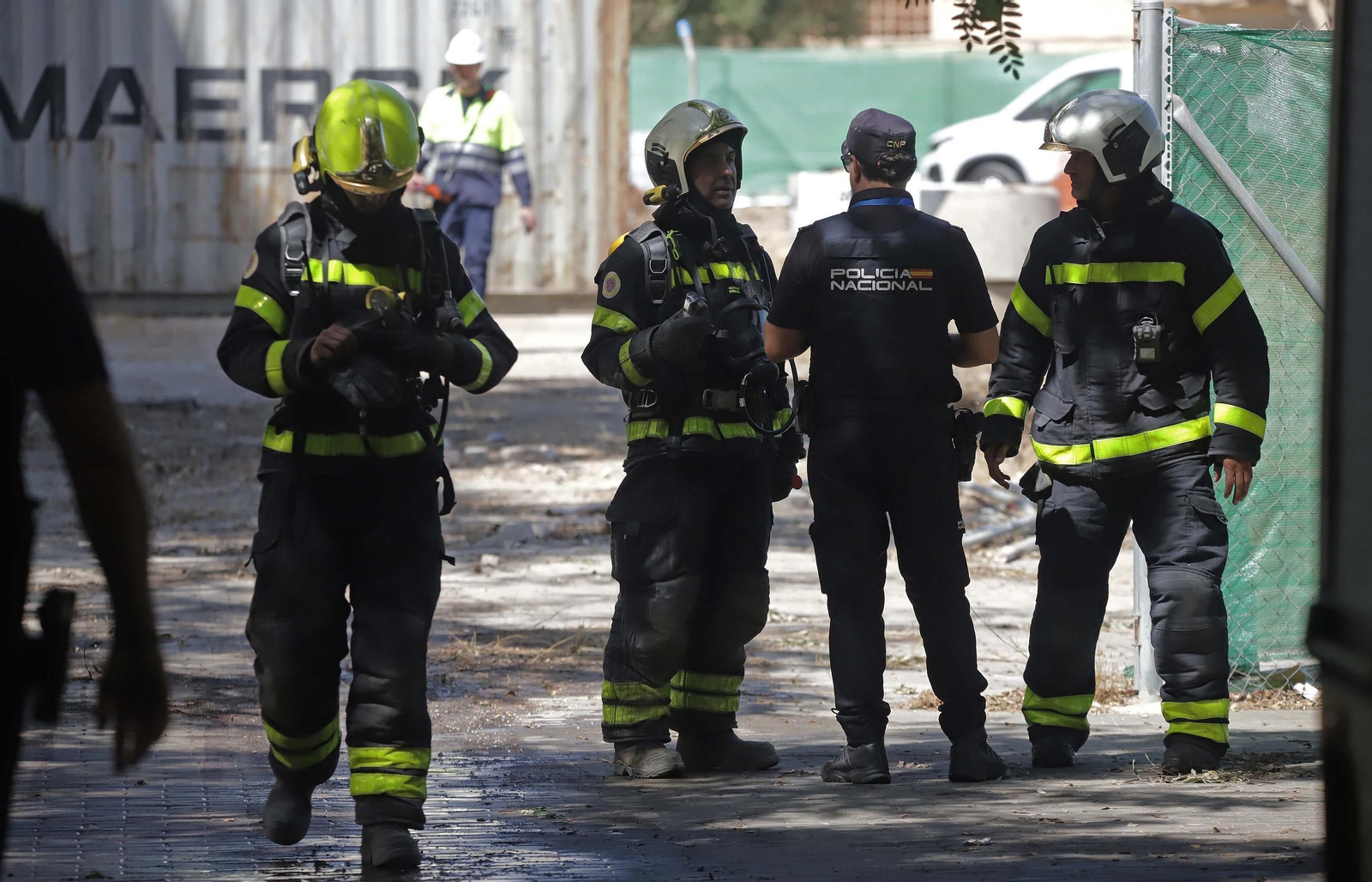 Fotos del escape de gas natural provocado por la rotura de una tubería en las obras anexas al hotel AC en Algeciras