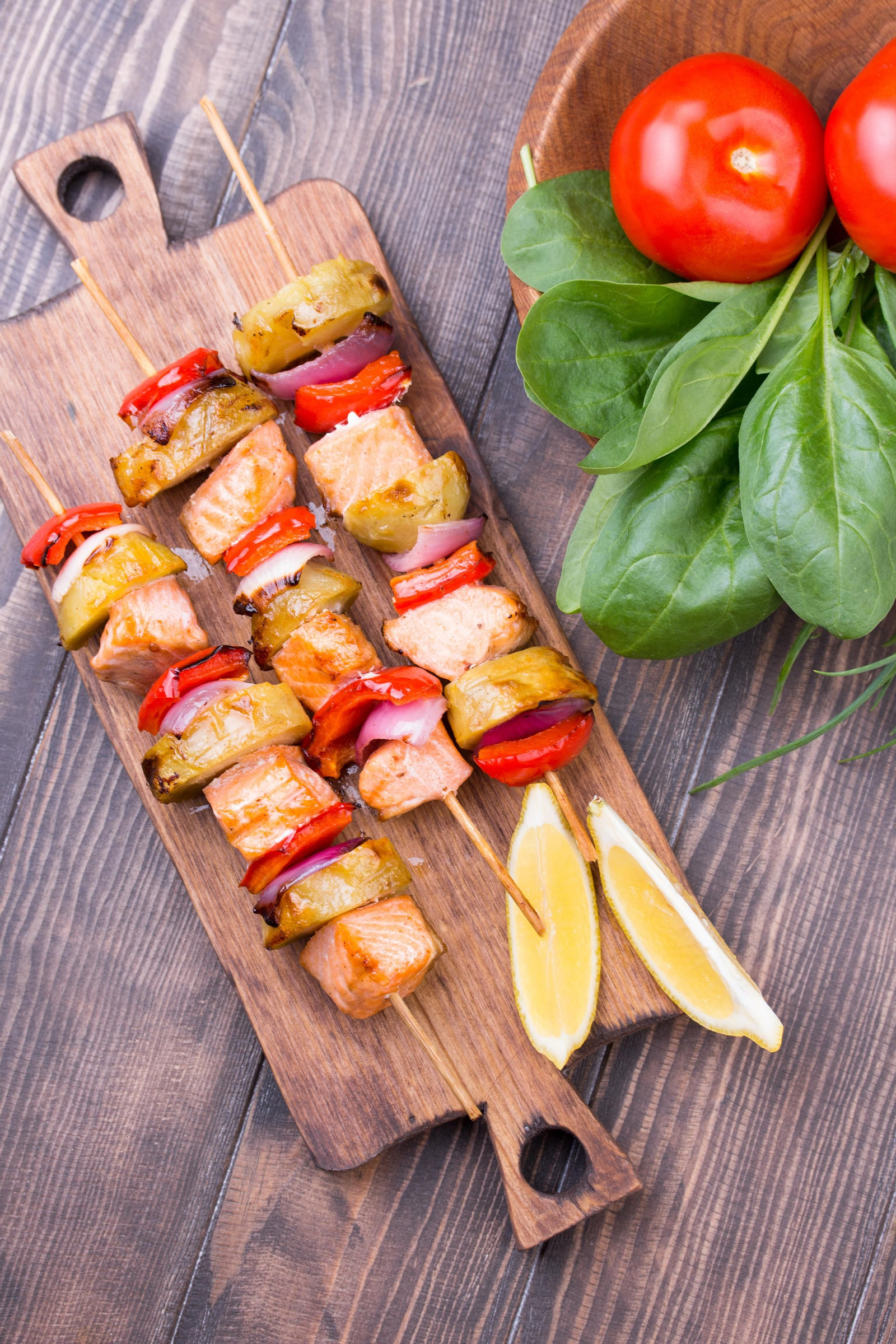 Pinchos de salmón con verduras.