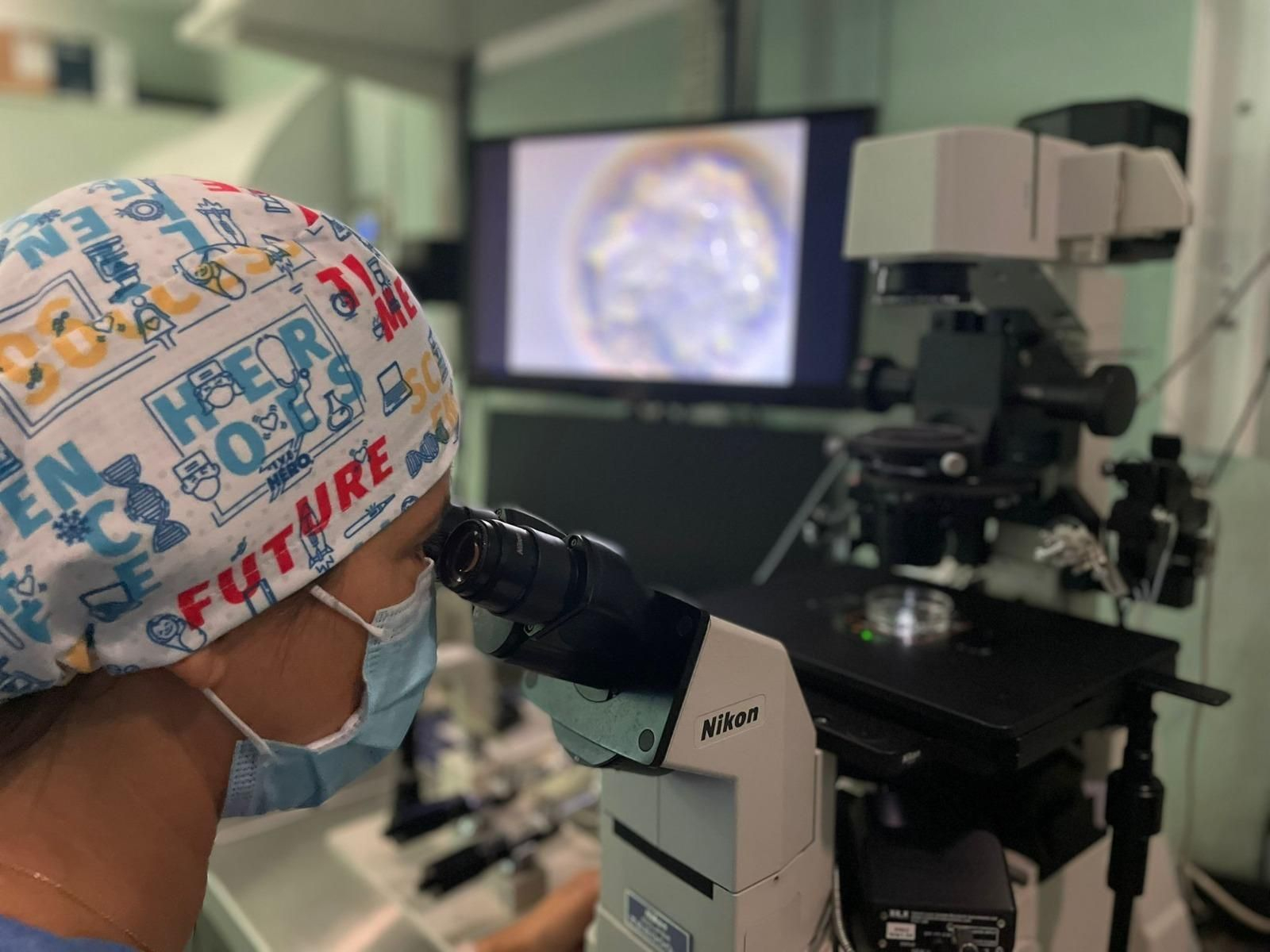 Una sanitaria, en el laboratorio del Centro Gutenberg.