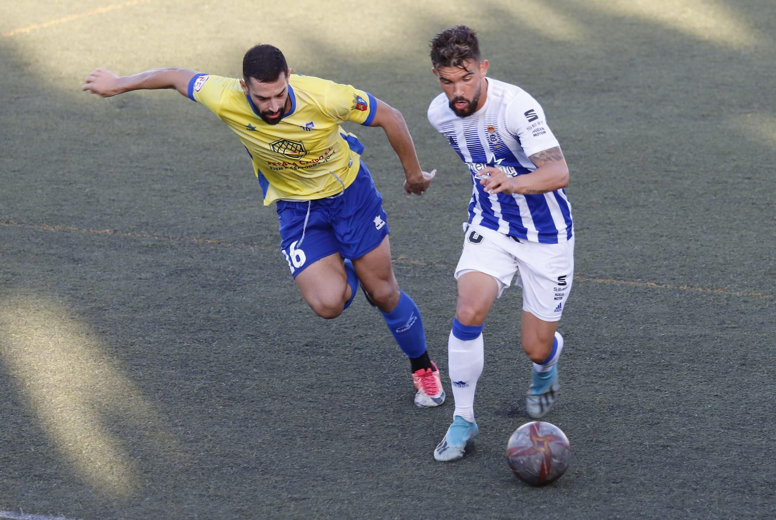 Arjona conduce el cuero ante la oposición de un rival en el choque de ayer ante el Conil.