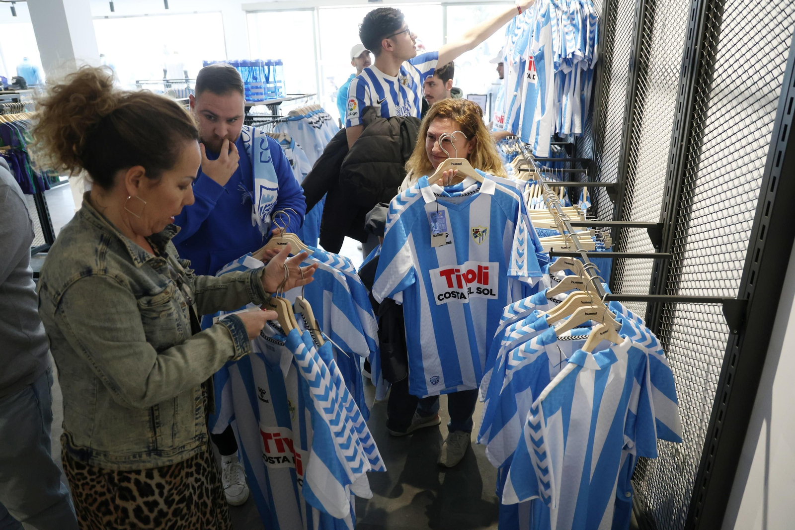 Locura en la tienda de La Rosaleda por la nueva camiseta