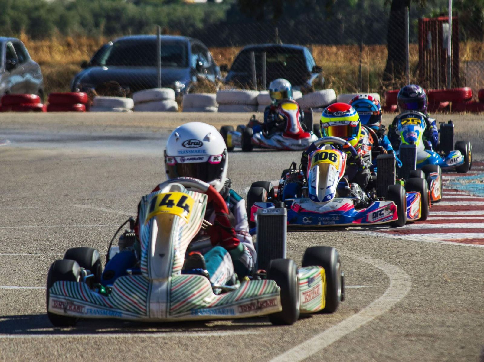 En primer término, uno de los pilotos onubenses en plena carrera