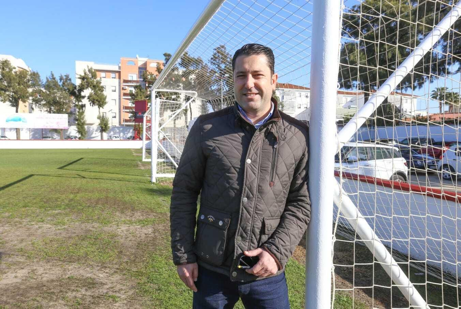 Juanlu Rojo posa apoyado en un poste de una portería del Municipal.