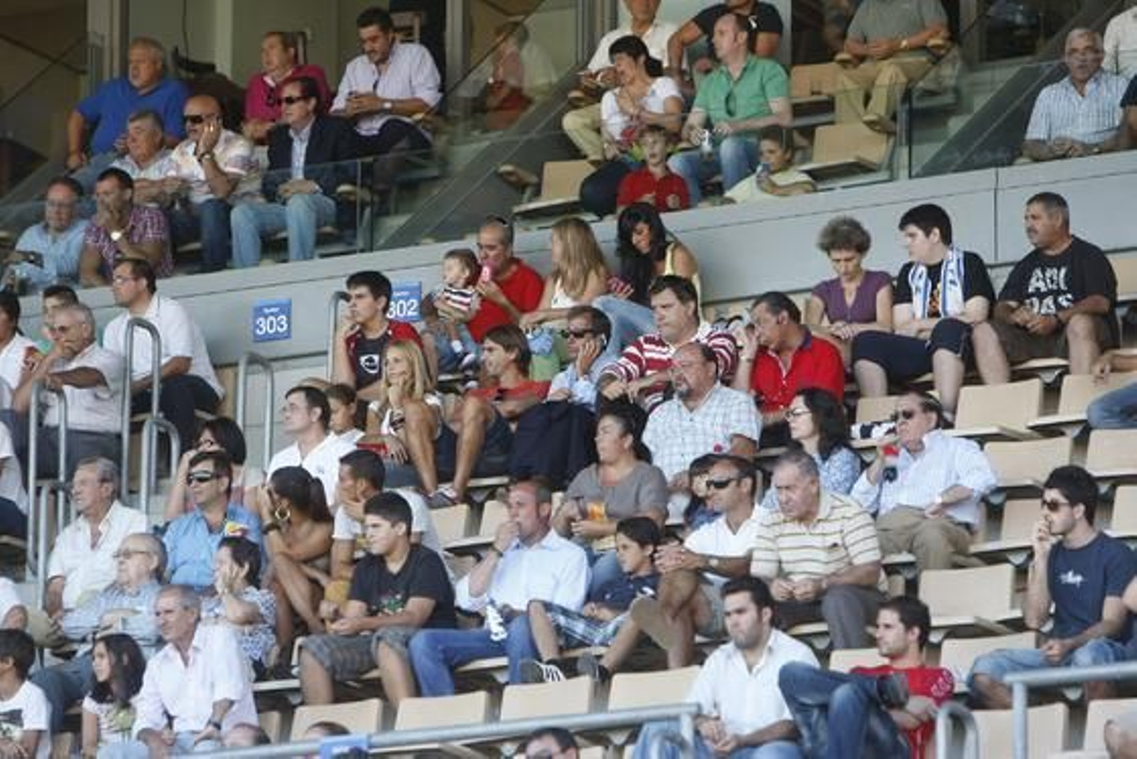 Pedro Alemán, Antonio Fernández y Vicente Sánchez, de la Cadena SER, en la tribuna de Chapín junto a Dani Pendín.

Foto: Juan Carlos Toro
