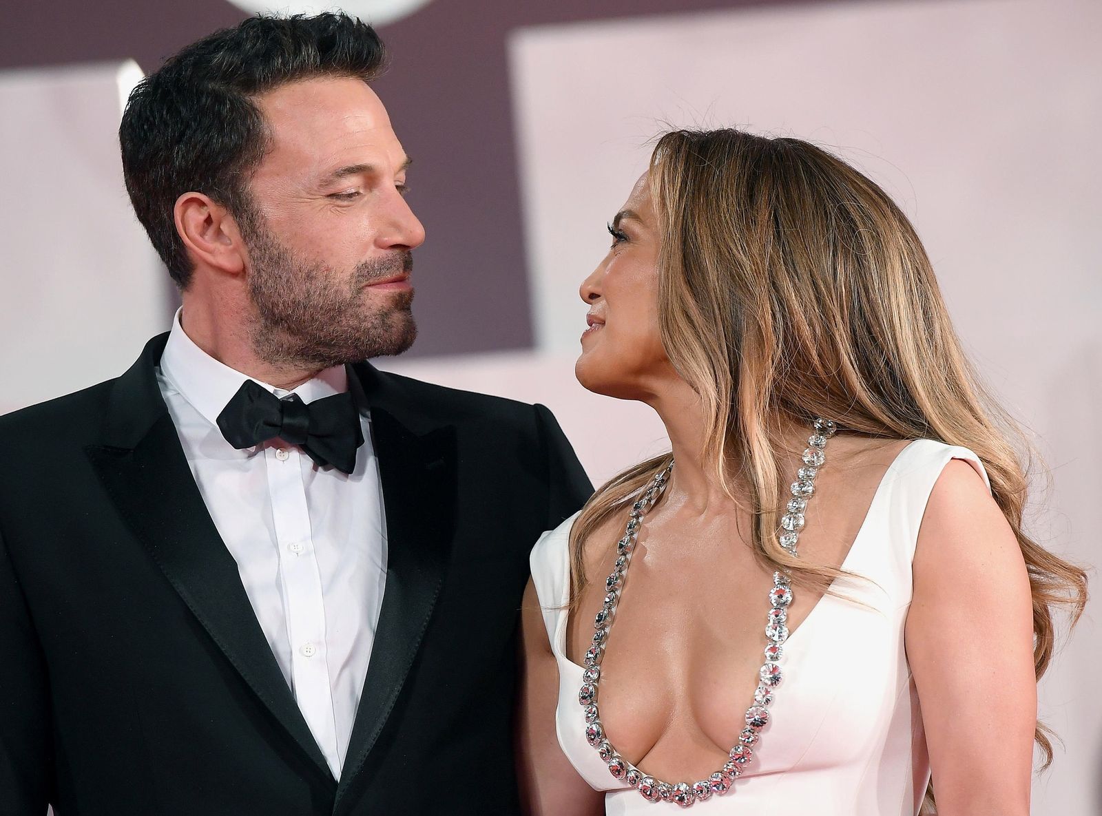 Ben Affleck y Jennifer López se miran enamorados en el 'photocall'.