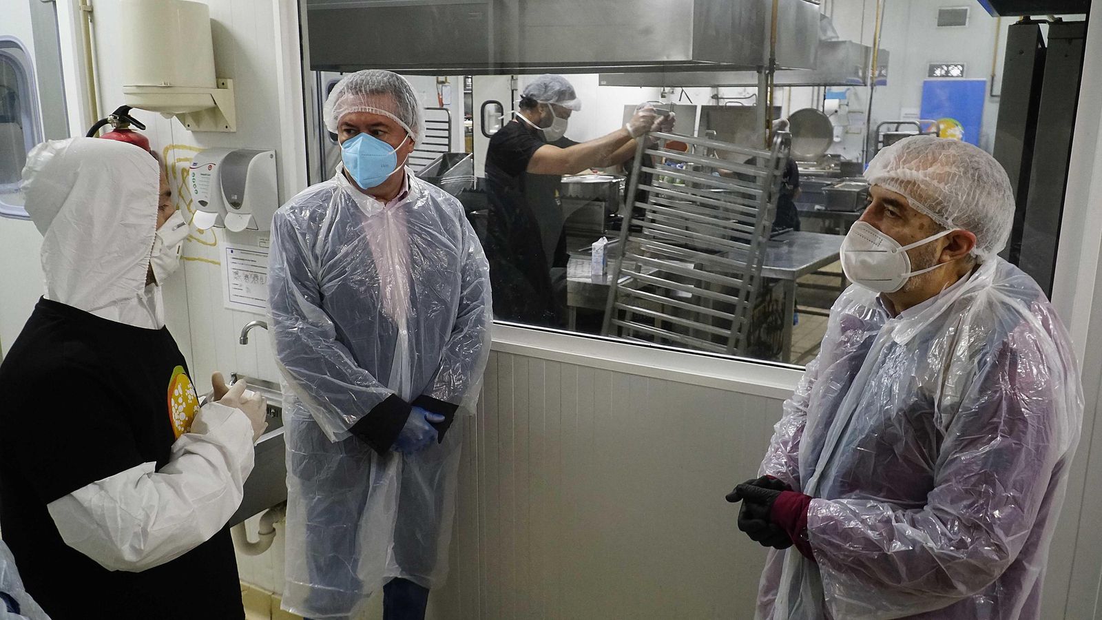 El alcalde y el concejal Juan Manuel Flores visitan Aljcatering, donde cincuenta cocineros cocinan gracias a la financiación de la ONG WCK para miles de sevillanos.