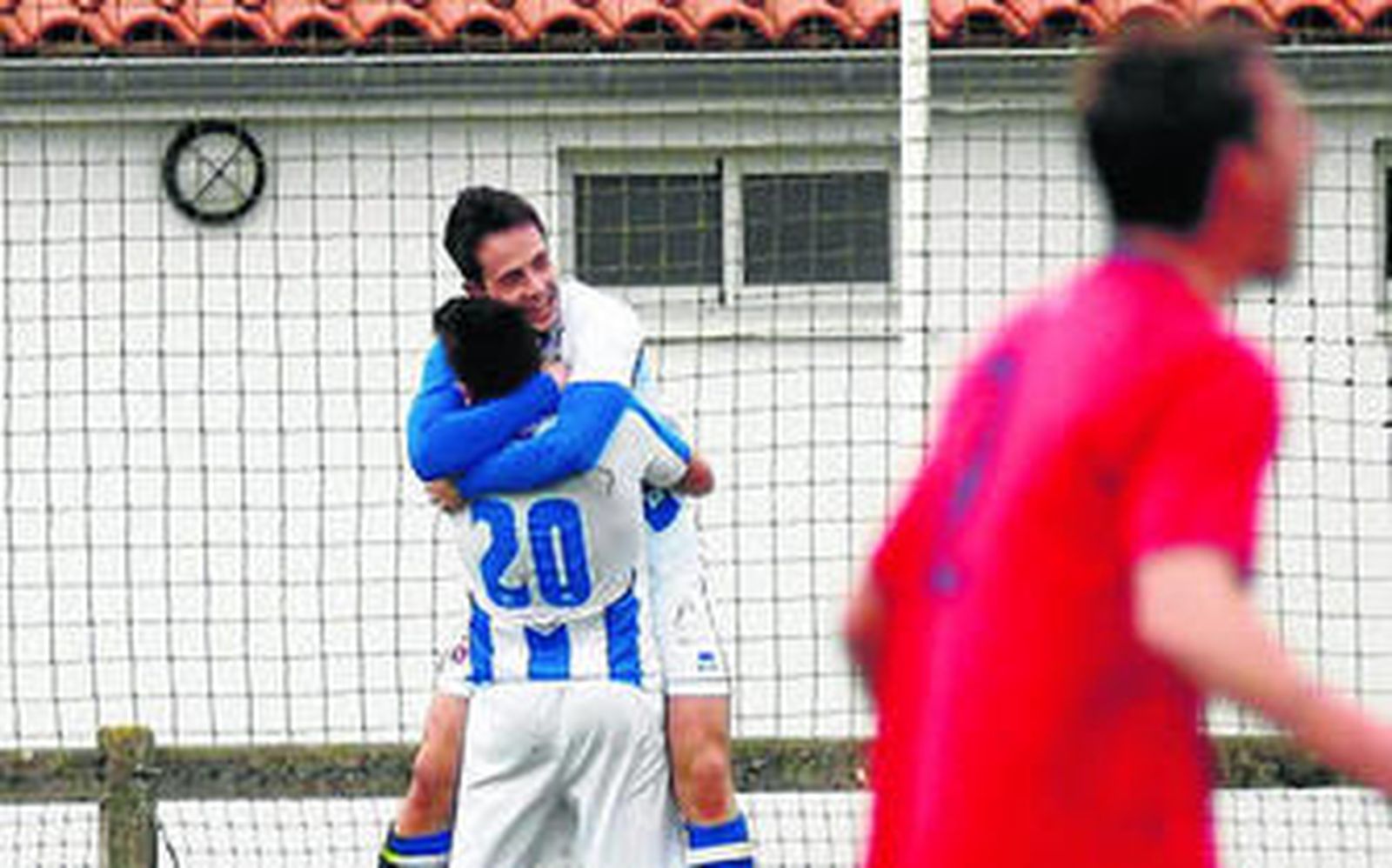 Carlos Álvarez, de frente, celebra un gol con la Gimnástica de Torrelavega.