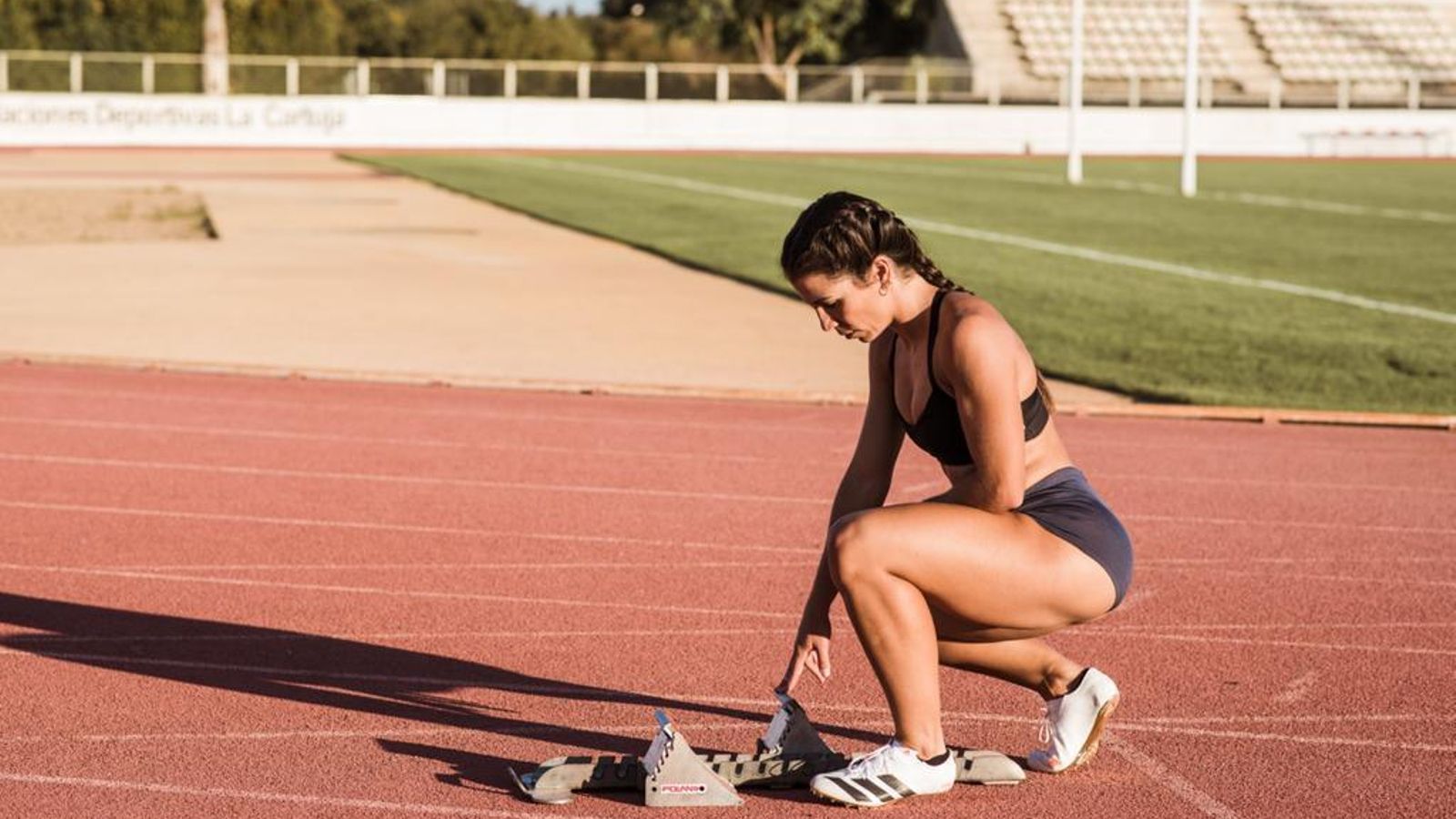 Maribel Pérez con los tacos de salida en las instalaciones deportivas de la Cartuja