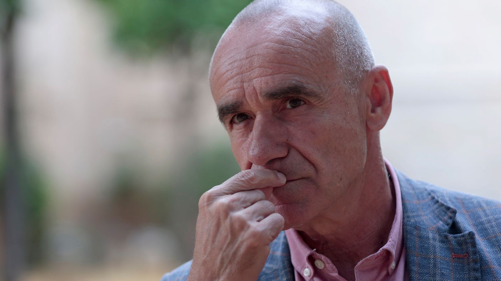 Antonio Muñoz gesticula durante la entrevista con 'Diario de Sevilla'.