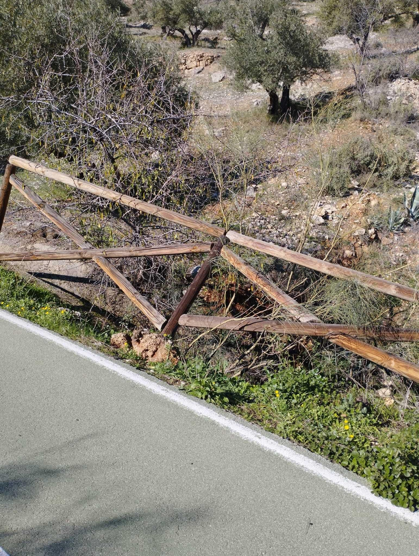 Así se encuentra la Vía Verde de Jabalcuz: vallas rotas, señales arrancadas y suciedad