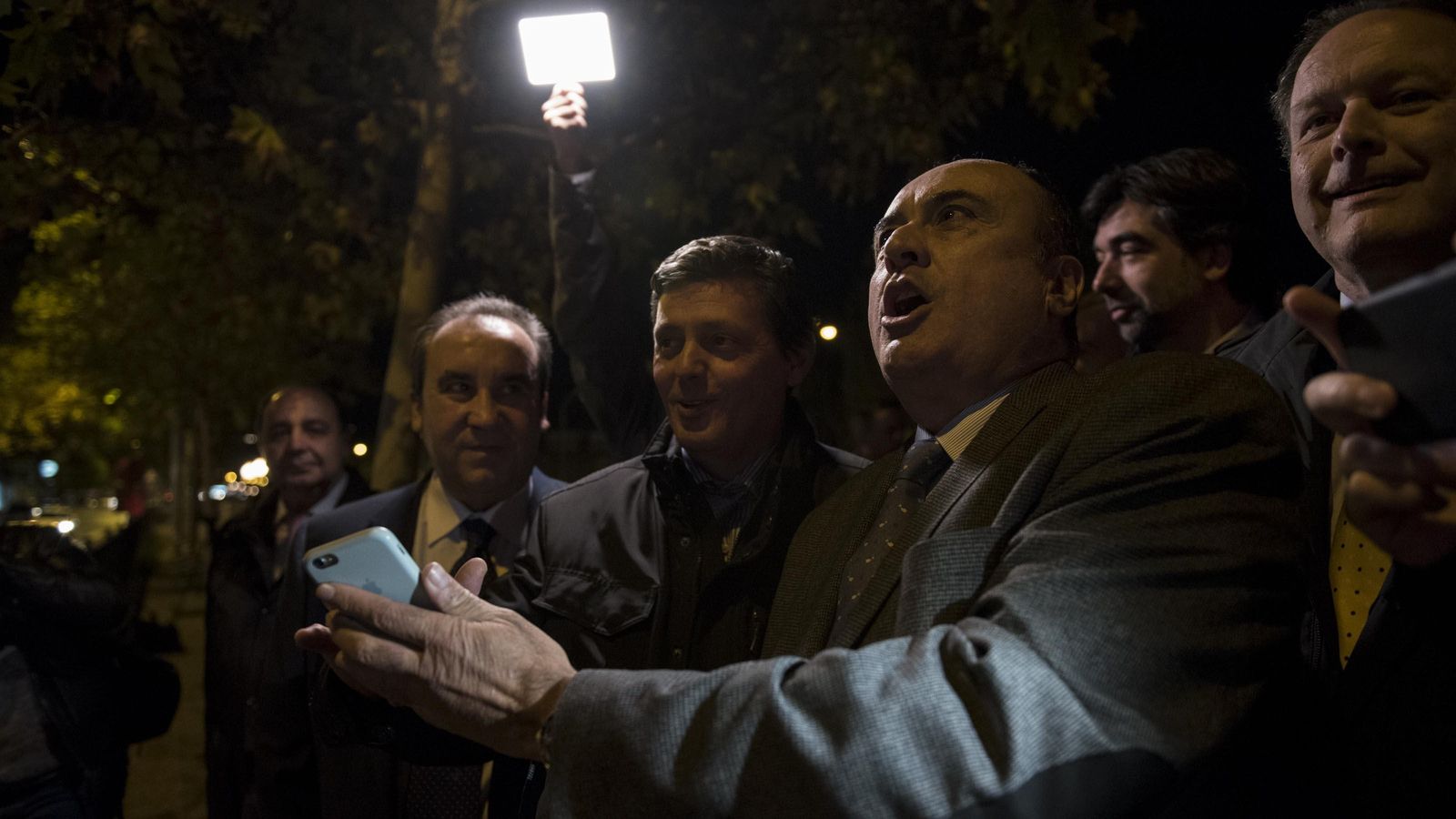 El director médico, Francisco Martí, y el director gerente, Manuel Moreno, presionaron el botón que encendió la fachada remodelada del hospital.