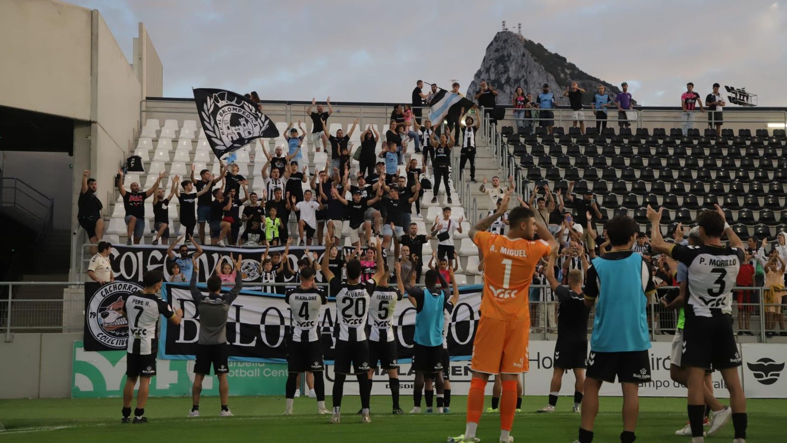 Los jugadores celebran la victoria con los aficionados albinegros tras terminar el partido