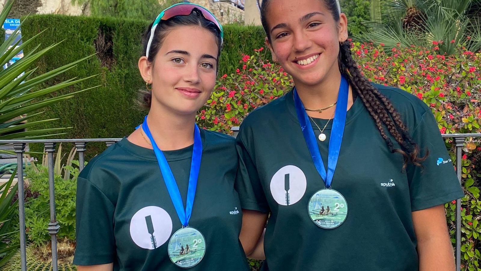El doble scull juvenil femenino del Remo Algeciras, con sus medallas