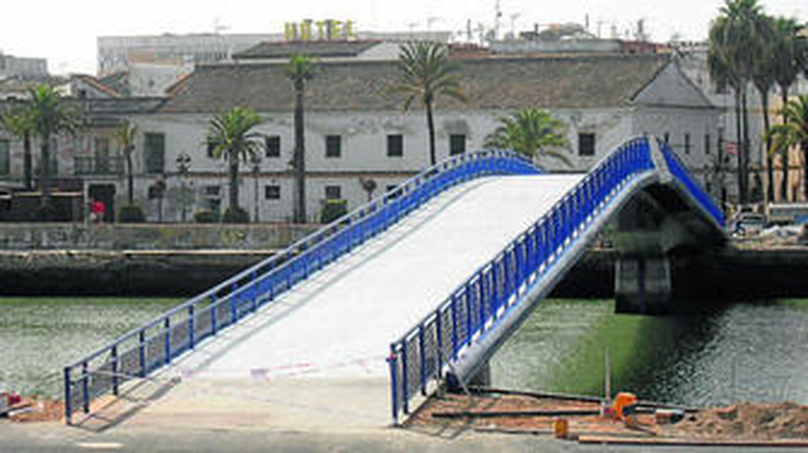 La pasarela peatonal sobre el río Guadalete ya está prácticamente terminada.