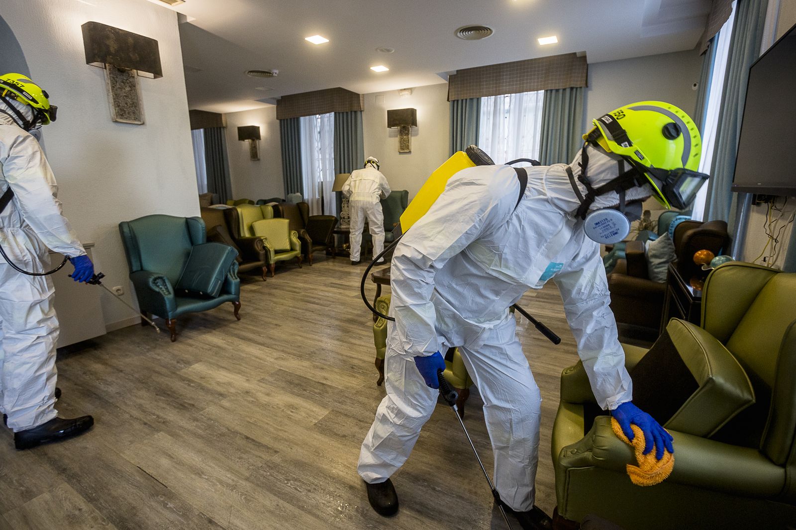 Los bomberos del consorcio provincial desinfectan las zonas comunes de la residencia de mayores Gades en la Plaza de San Antonio