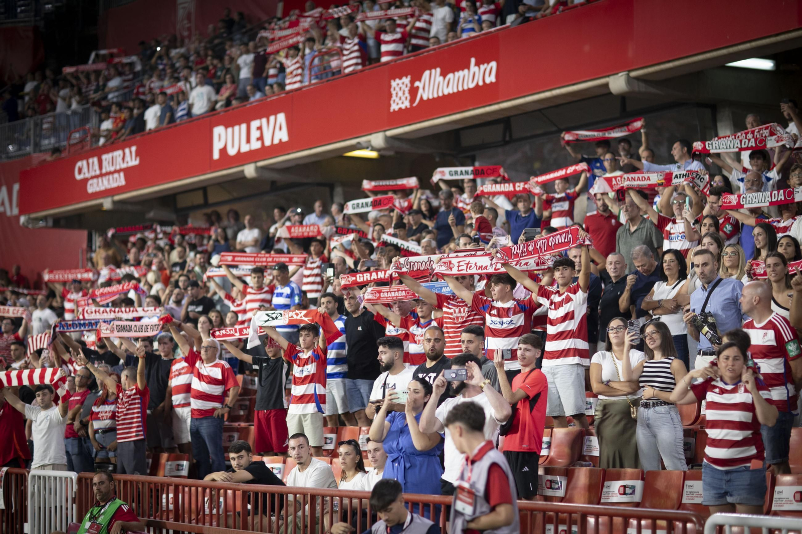 Encuéntrate en la grada de Los Cármenes en el Granada-Leganés