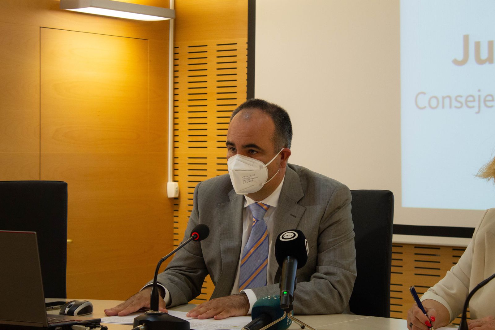 El delegado de Igualdad en la rueda de prensa.