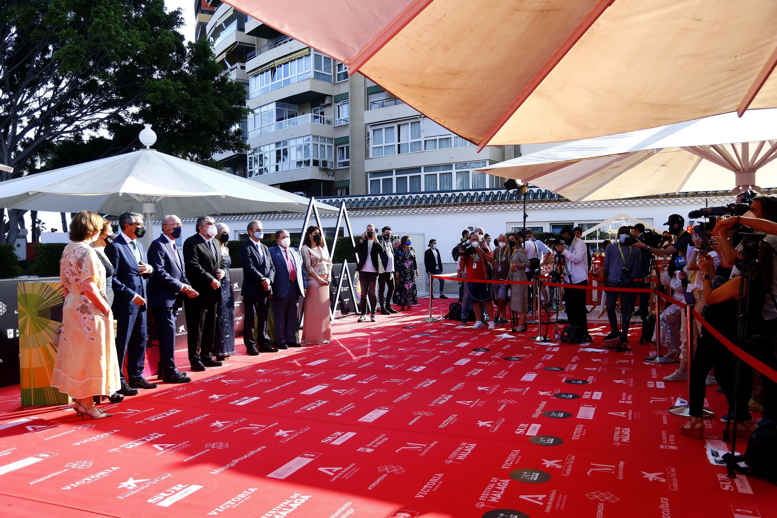 Las fotos del desfile de famosos para inaugurar el festival con nostalgia de la alfombra roja