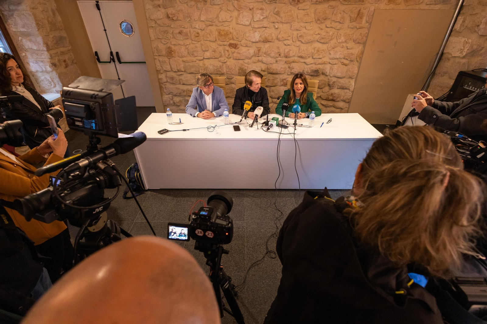 Raphael visita el museo en su honor de Linares tras la cesión trajes y su espectacular coche Lincoln
