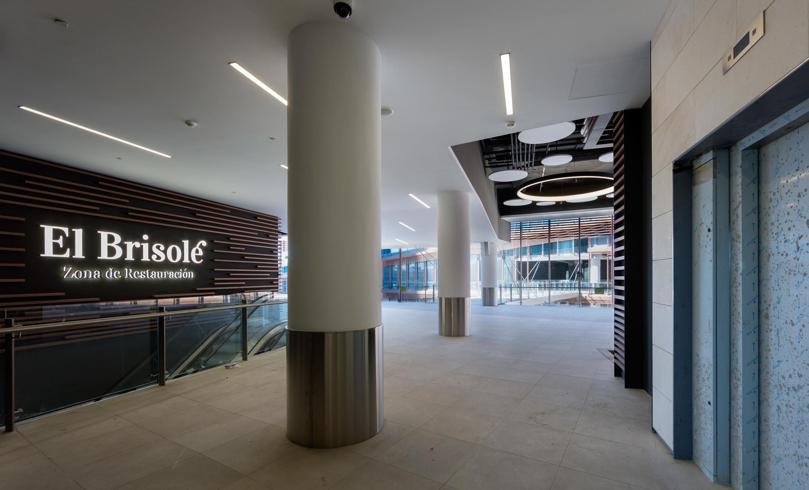 La zona de restauración 'El Brisolé' de la Torre Sevilla.