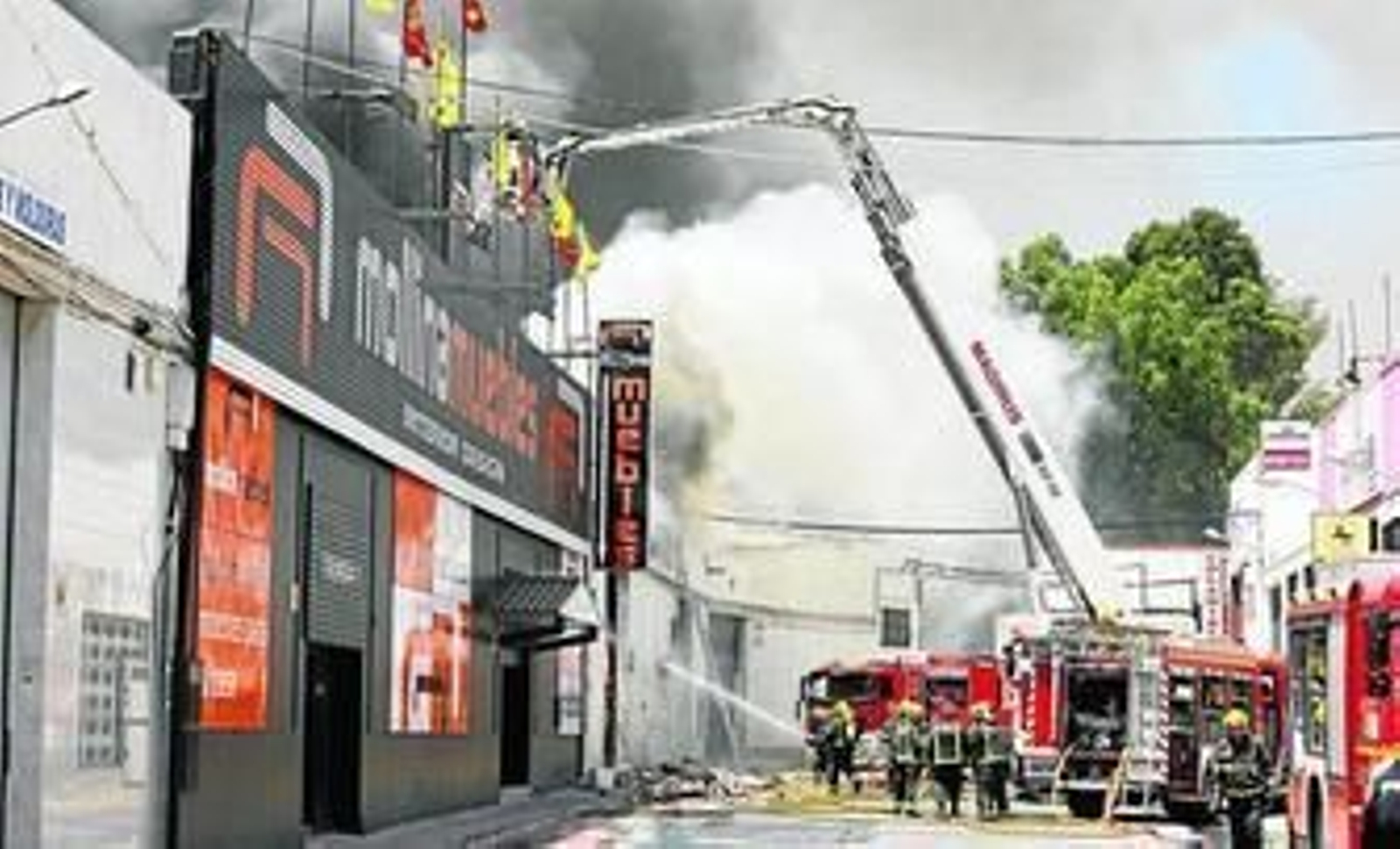 Dispositivo de bomberos ayer en la extinción de un incendio declarado en una nave del polígono El Viso.