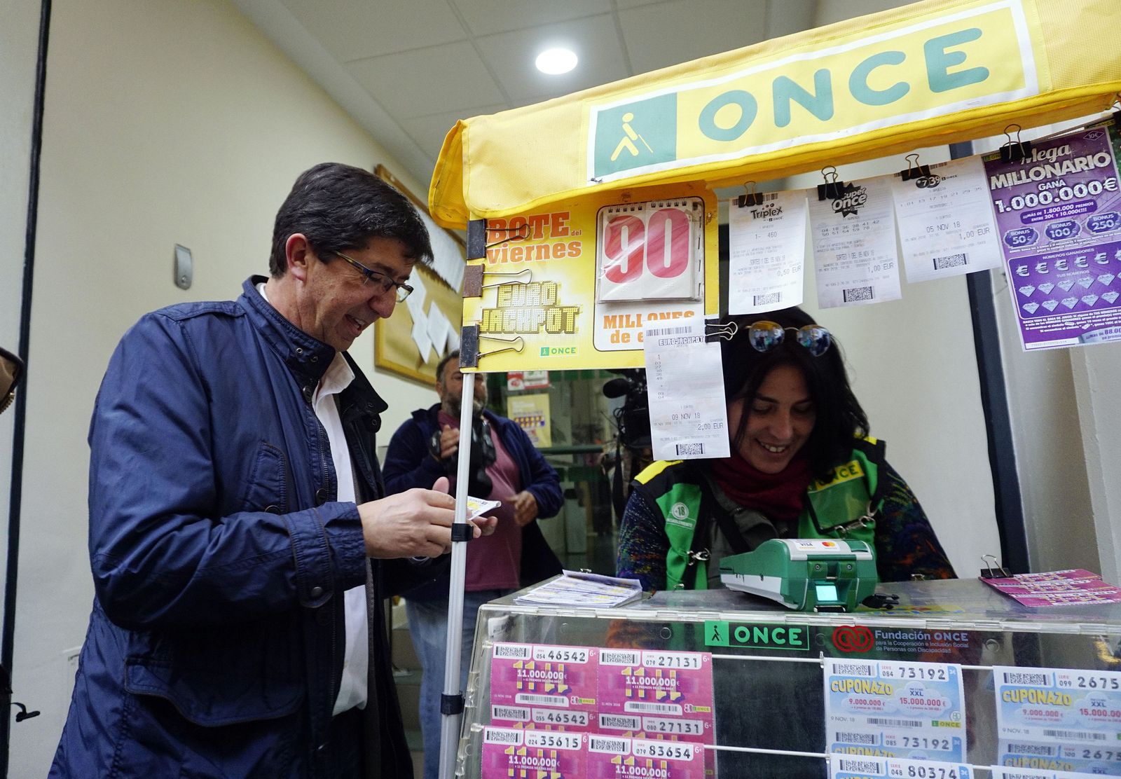 Juan Marín, de Ciudadanos, compra boletos de la Once este lunes en Almería.