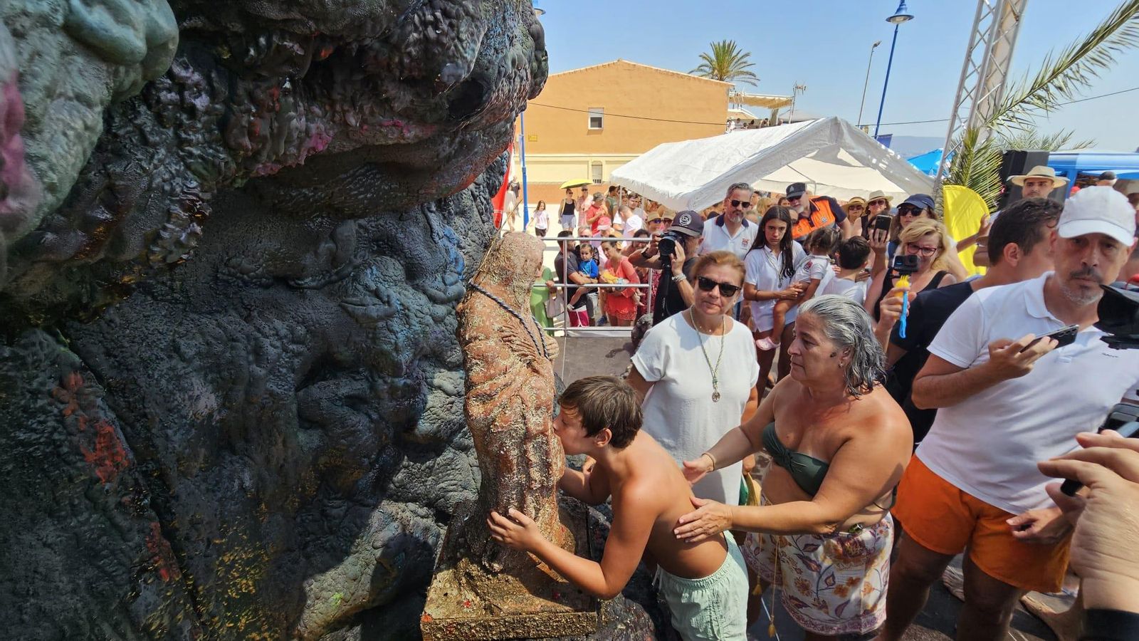 Un niño besa la imagen en el altar. Un niño besa la imagen en el altar.