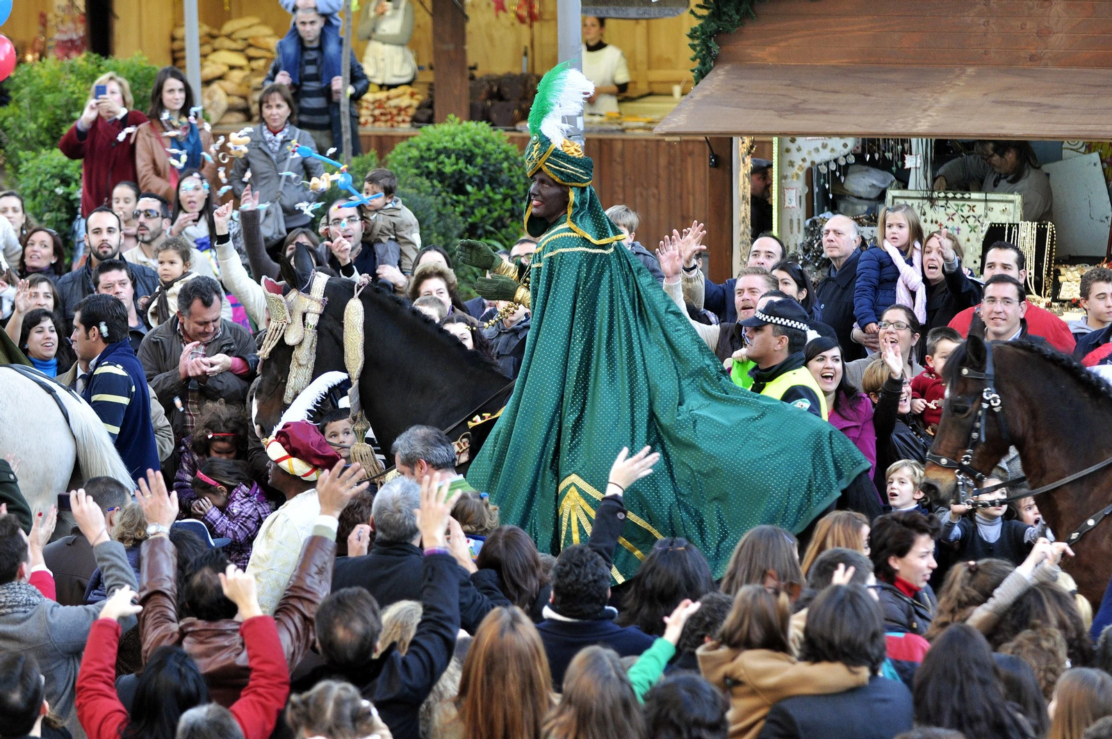 La salida del Heraldo concita gran cantidad de público en las calles sevillanas.