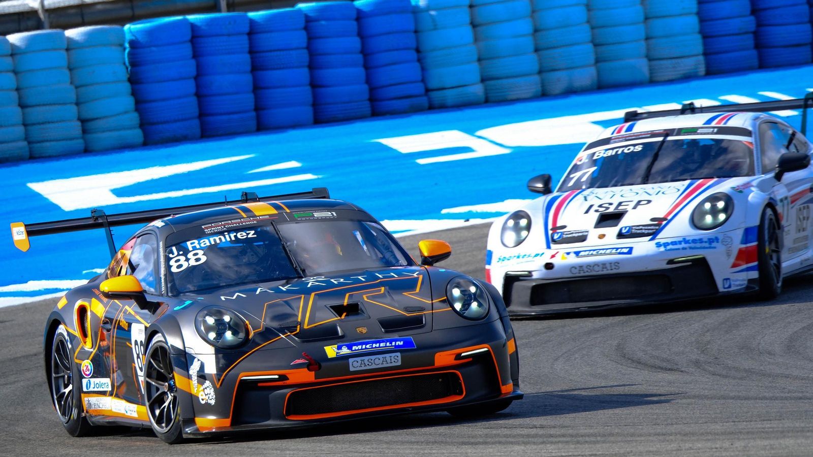 Dos Porsche rodando en la categoría de Supercars.