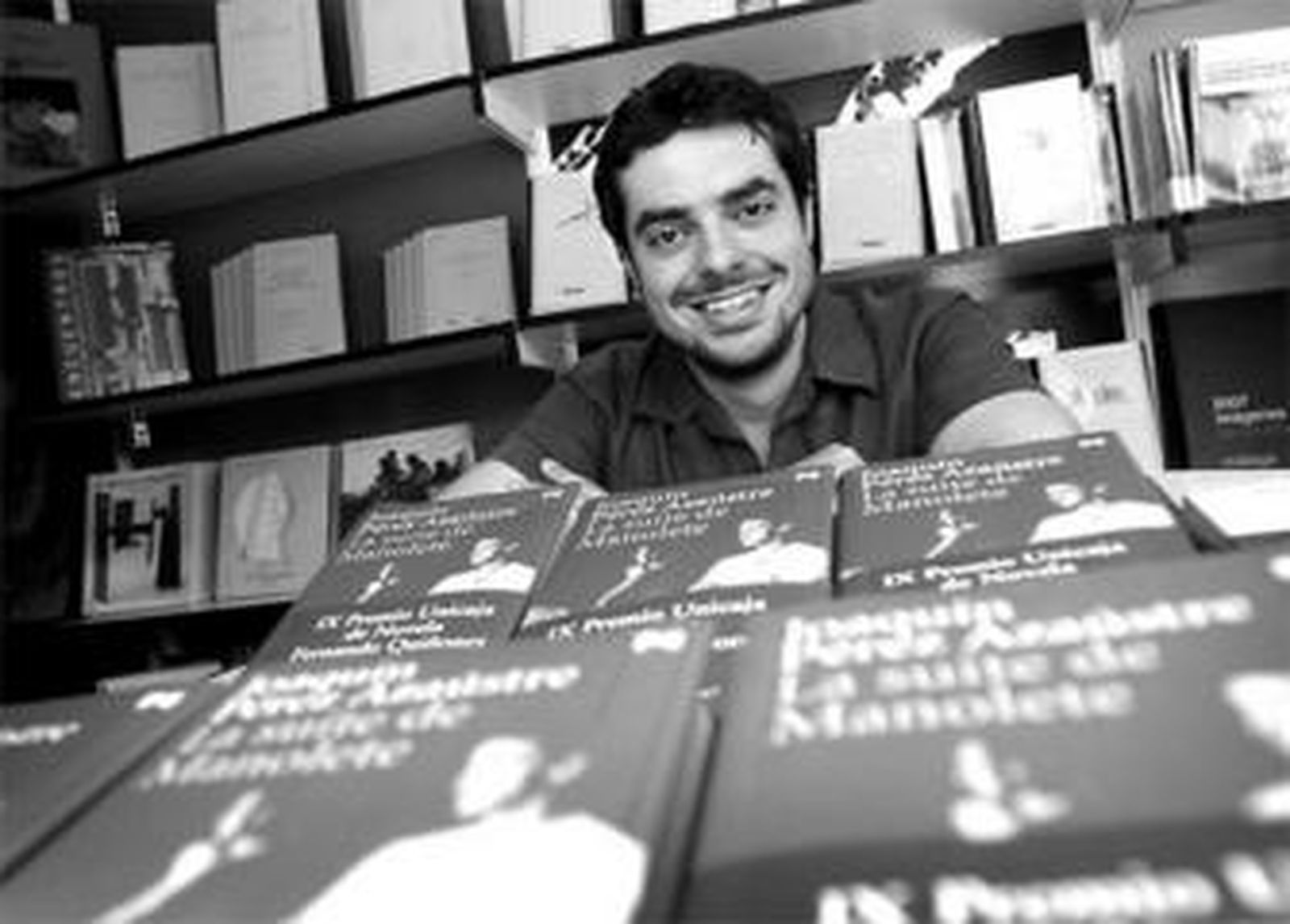 Joaquín Pérez Azaústre, durante la sesión de firmas de su libro en la caseta de Unicaja.