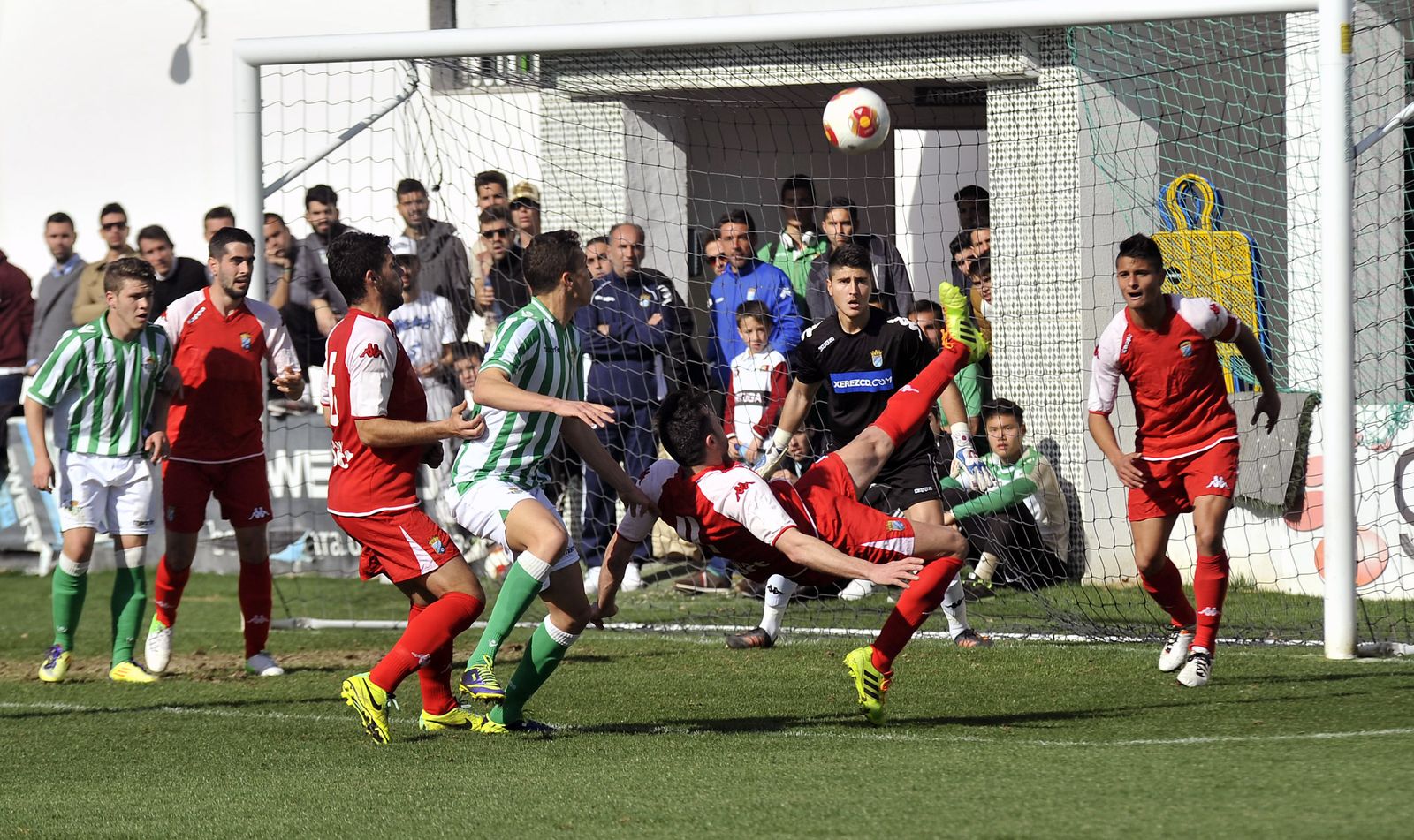 Fali intenta despejar de chilena un balón en el área azulina en el último Betis B-Xerez CD.