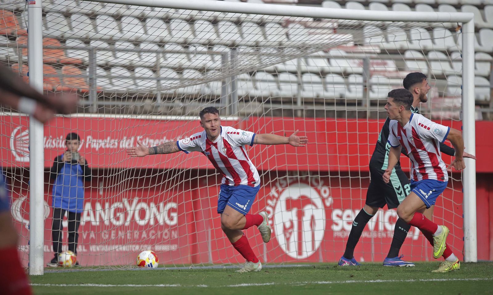 Las mejores fotos del Algeciras - Betis Deportivo de Primera Federación