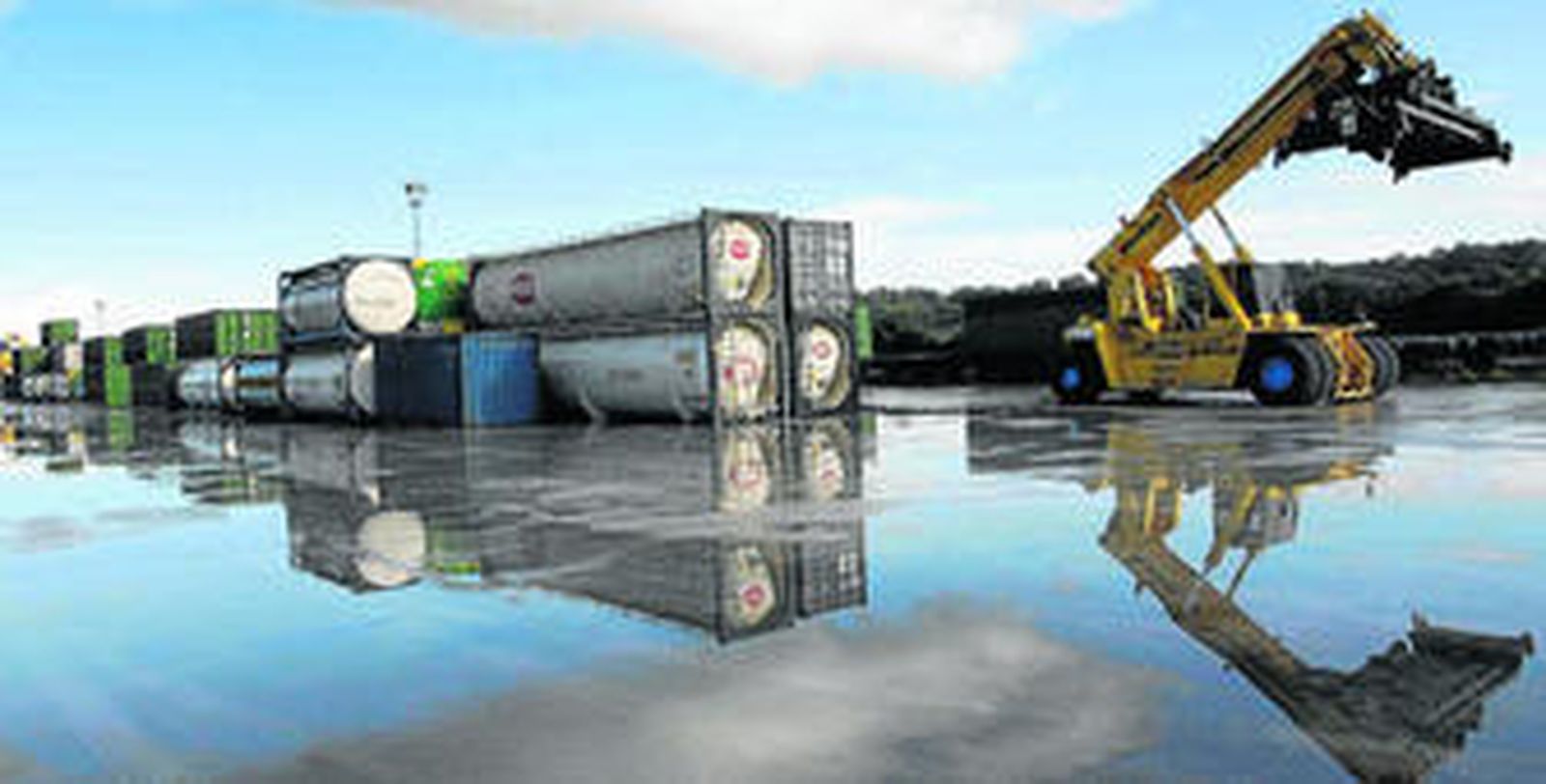 Contenedores apilados en la estación intermodal de mercancías de ADIF en San Roque.