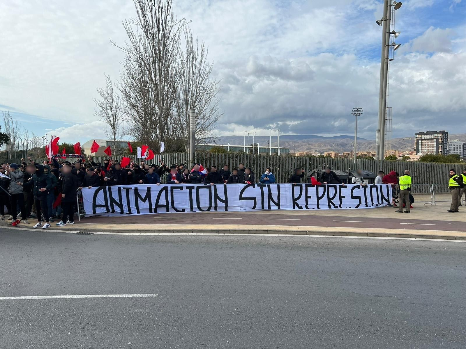 La pancarta, con el lema 'Animación sin represión', que originó el posterior incidente
