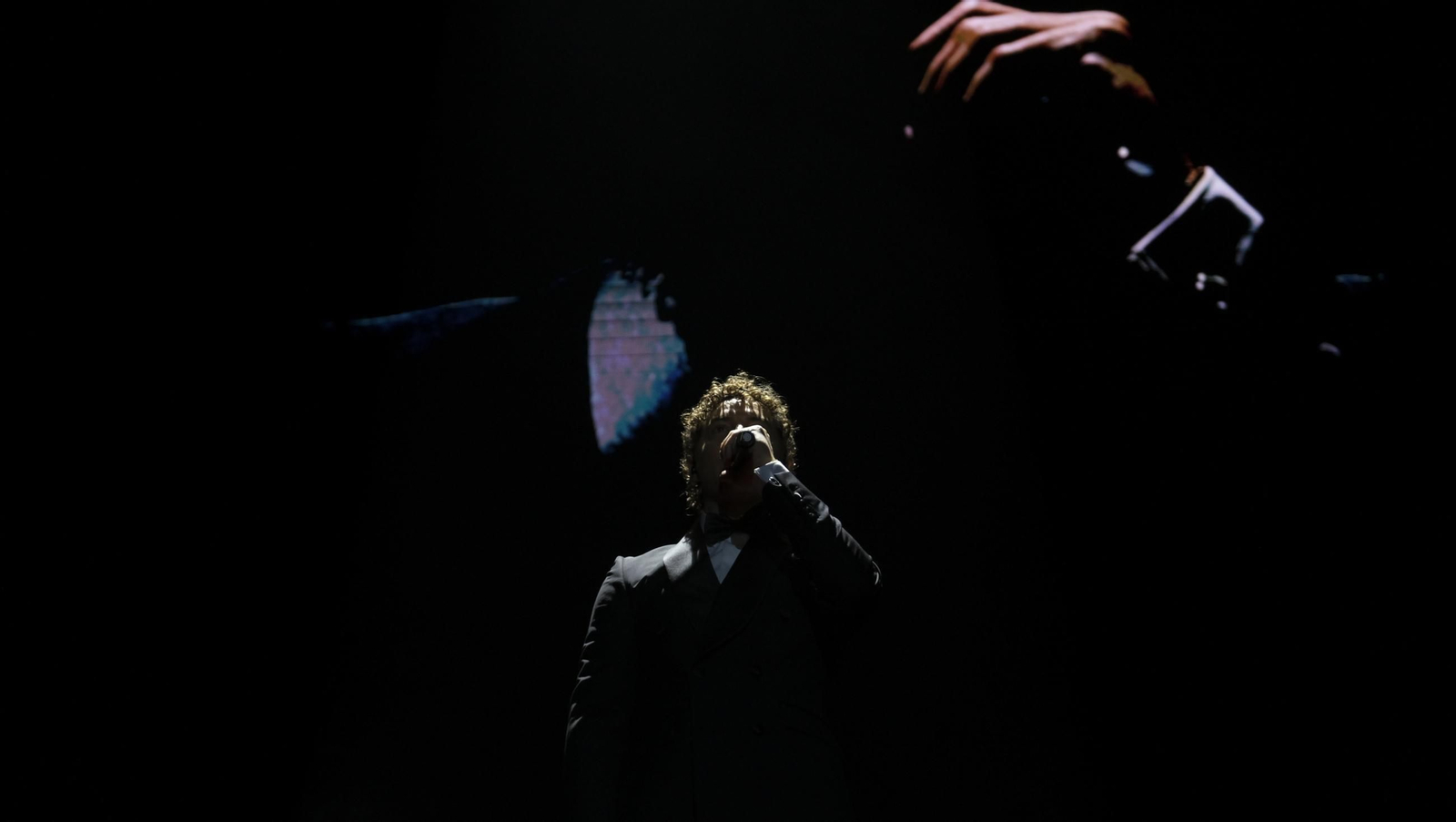 David Bisbal enamora a su Almería en el inicio de la gira 'Todo es Posible en Navidad', en fotografías