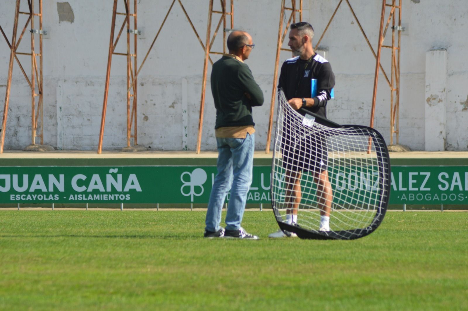 Abel Gómez charla con Ali, secretario técnico, en un entrenamiento de esta misma semana.