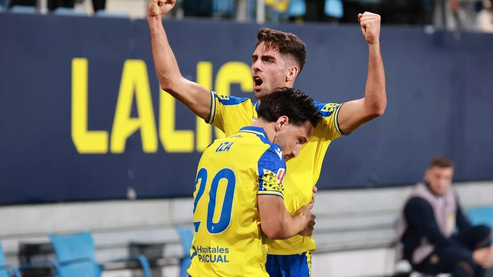 Sobrino celebra con Iza su gol en el último antecedente.