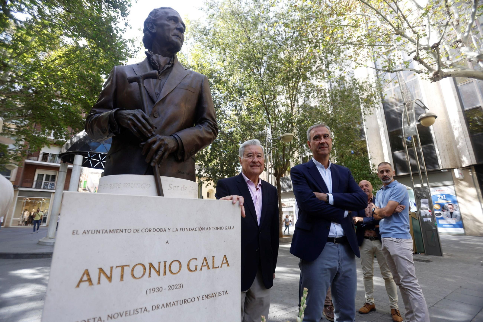 La ofrenda floral en honor a Antonio Gala, en imágenes