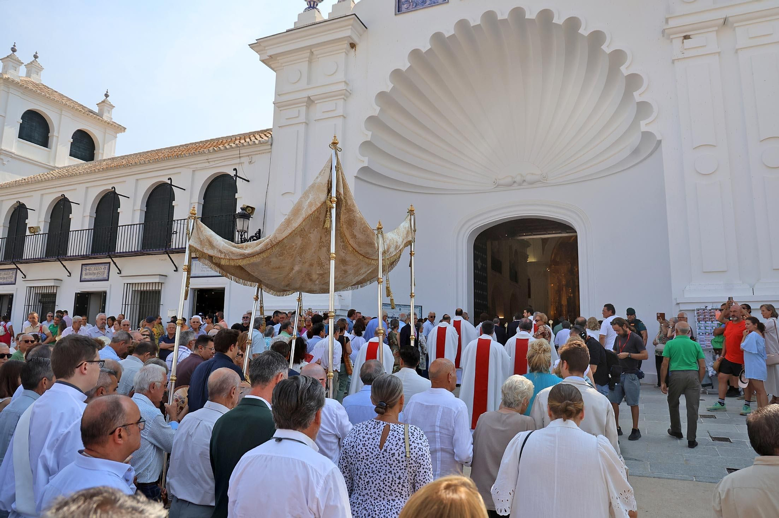 Rocío Chico 2025: Solemne Función Votiva y Procesión Eucarística, con el Santísimo bajo palio por el entorno del Santuario