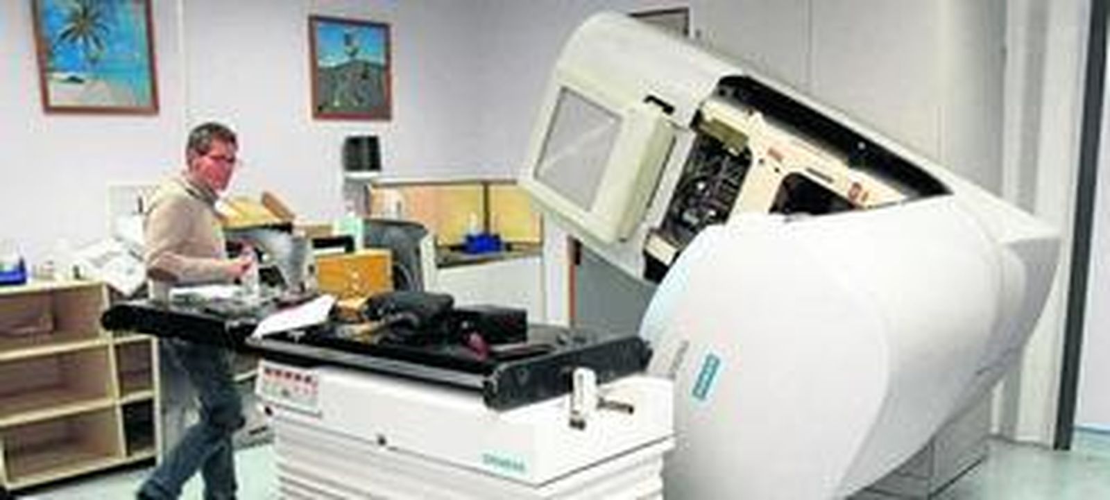 Ismael Martel, en uno de los laboratorios de la Facualtad de Ciencias Aplicadas de la Universidad de Huelva.